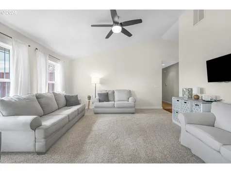 566 Ne Hilltop Court Sublimity OR 97385