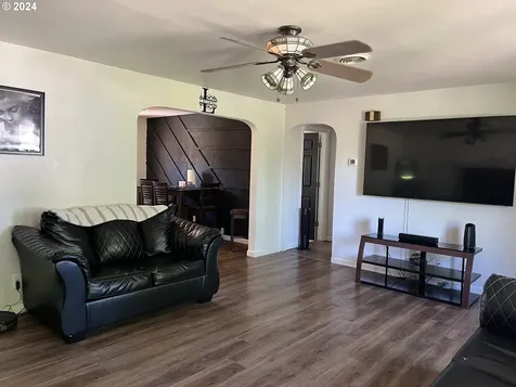 1045 Pennoyer Avenue Cottage Grove OR 97424