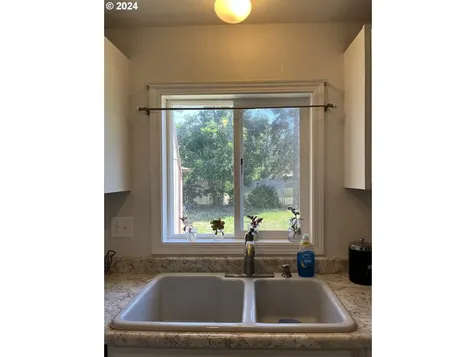 1045 Pennoyer Avenue Cottage Grove OR 97424