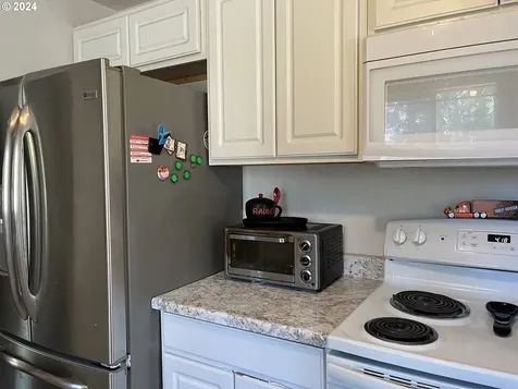 1045 Pennoyer Avenue Cottage Grove OR 97424