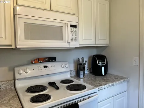 1045 Pennoyer Avenue Cottage Grove OR 97424