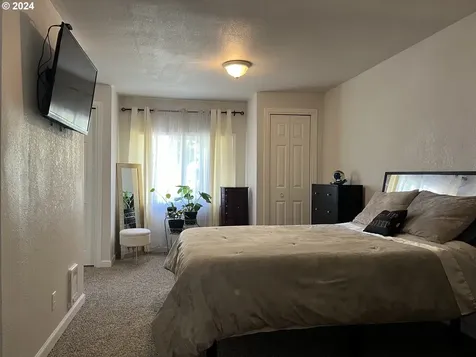 1045 Pennoyer Avenue Cottage Grove OR 97424