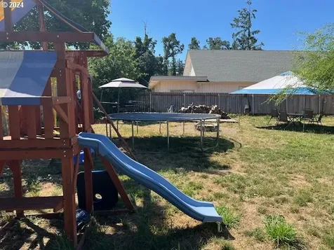 1045 Pennoyer Avenue Cottage Grove OR 97424