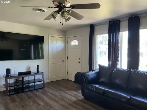 1045 Pennoyer Avenue Cottage Grove OR 97424