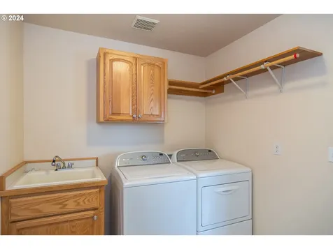 2565 Golfview Avenue Sutherlin OR 97479