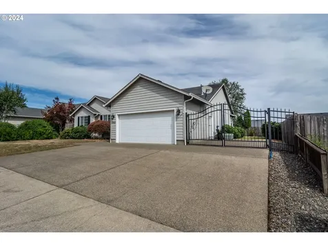 2565 Golfview Avenue Sutherlin OR 97479