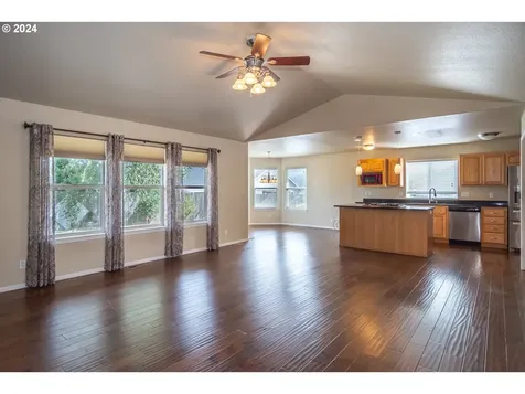 2565 Golfview Avenue Sutherlin OR 97479