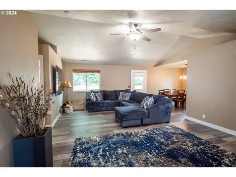 24899 Kingpin Loop Veneta OR 97487