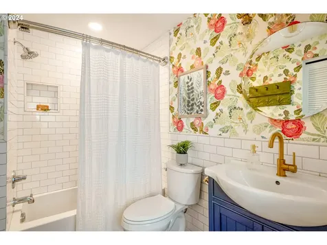 545 Ne Hazelfern Place Portland OR 97232
