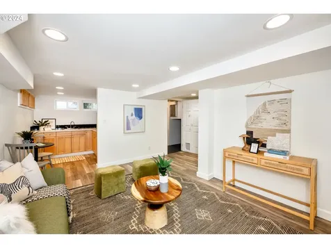 545 Ne Hazelfern Place Portland OR 97232