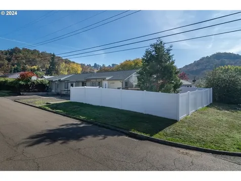 1059 NE Brooklyn Avenue Roseburg OR 97470
