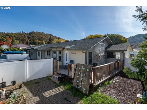 1059 NE Brooklyn Avenue Roseburg OR 97470
