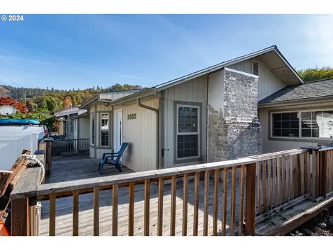 1059 NE Brooklyn Avenue Roseburg OR 97470