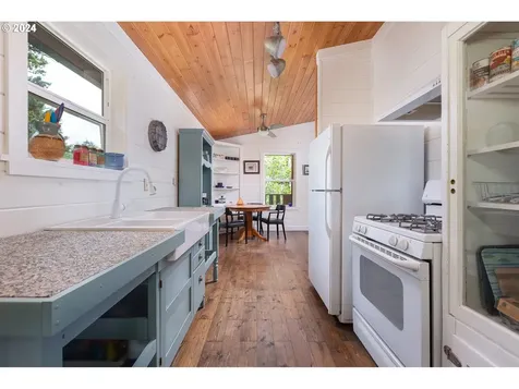 3010 Sw Anchor Avenue Lincoln City OR 97367