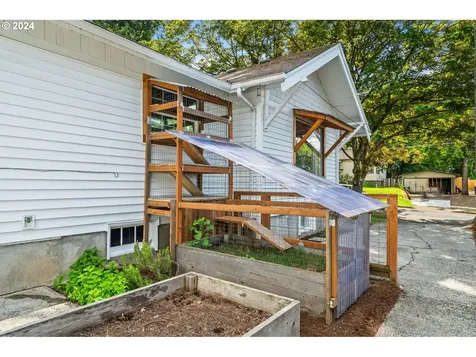 3825 SE Raymond Street Portland OR 97202