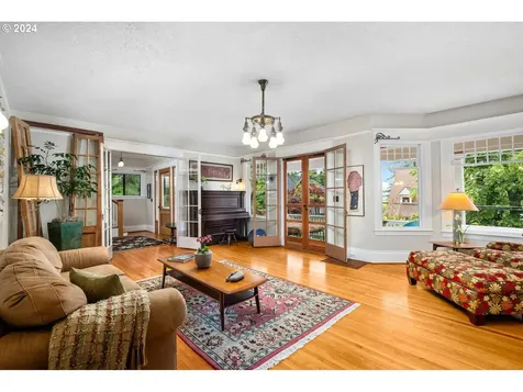 3320 Nw Thurman Street Portland OR 97210