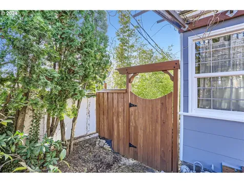 8126 Se Pine Street Portland OR 97215