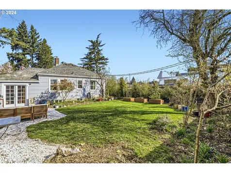 8126 Se Pine Street Portland OR 97215