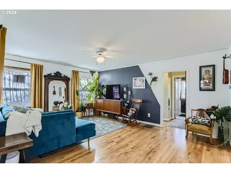 8126 Se Pine Street Portland OR 97215