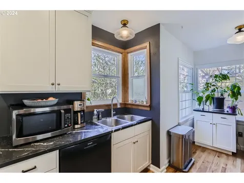 8126 Se Pine Street Portland OR 97215