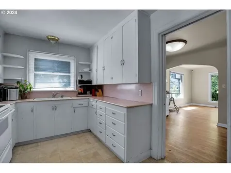 725 Portland Avenue Gladstone OR 97027