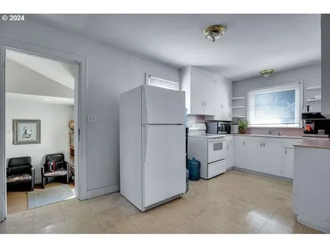 725 Portland Avenue Gladstone OR 97027