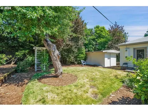 725 Portland Avenue Gladstone OR 97027