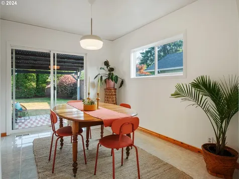 10054 Ne Weidler Street Portland OR 97220