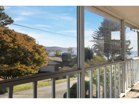 441 Buena Vista Loop Brookings OR 97415