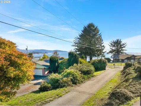 441 Buena Vista Loop Brookings OR 97415