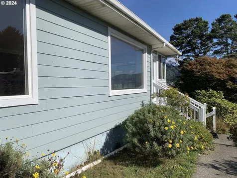 441 Buena Vista Loop Brookings OR 97415