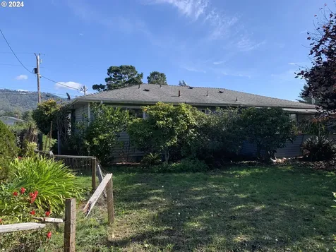 441 Buena Vista Loop Brookings OR 97415