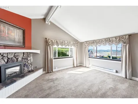 440 S Henry Street Coquille OR 97423