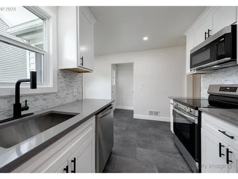 6935 N Greeley Avenue Portland OR 97217