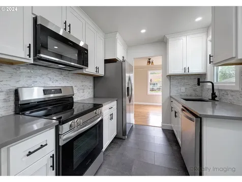 6935 N Greeley Avenue Portland OR 97217