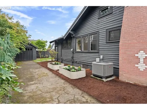 1709 SE 44th Avenue Portland OR 97215