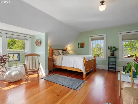 4504 Se Clay Street Portland OR 97215