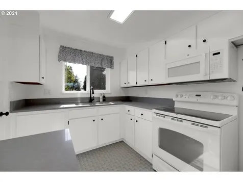 684 Mallard Avenue Springfield OR 97477