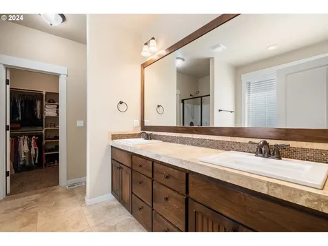12430 Rogue River Way Oregon City OR 97045
