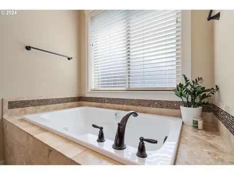 12430 Rogue River Way Oregon City OR 97045