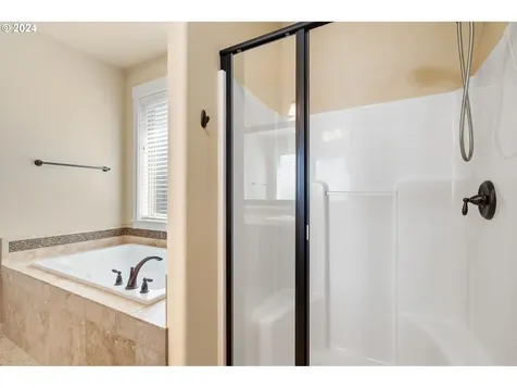 12430 Rogue River Way Oregon City OR 97045