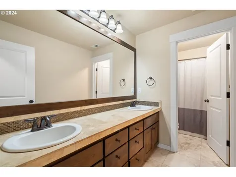 12430 Rogue River Way Oregon City OR 97045