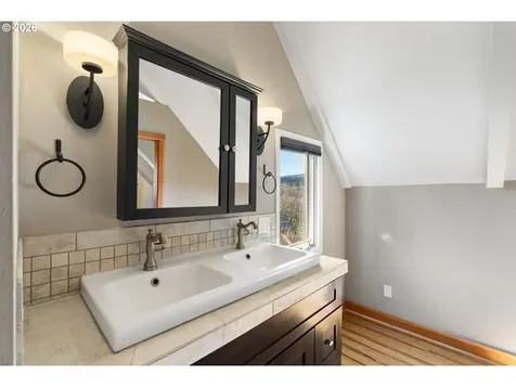 3225 Thomsen Road Hood River OR 97031