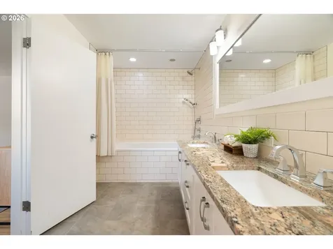 7238 SW 13th Avenue Portland OR 97219