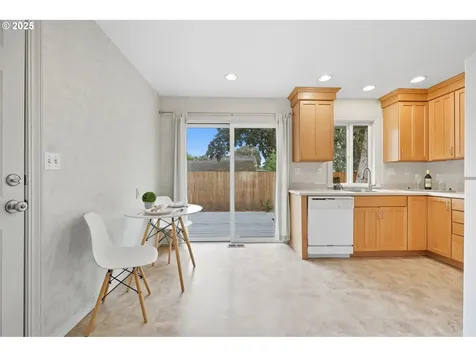 305 W Hereford Street Gladstone OR 97027