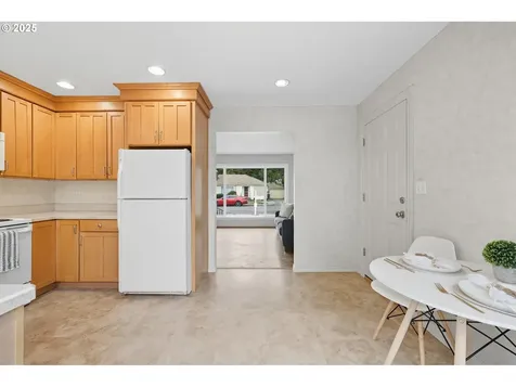 305 W Hereford Street Gladstone OR 97027