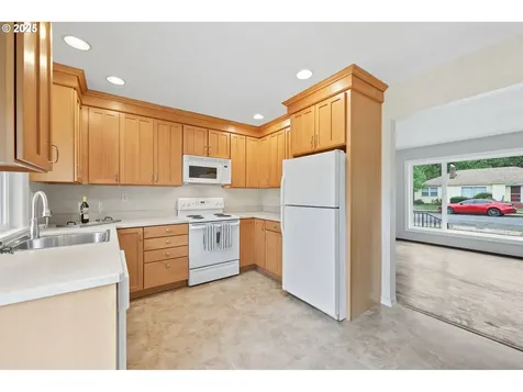 305 W Hereford Street Gladstone OR 97027