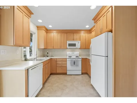 305 W Hereford Street Gladstone OR 97027