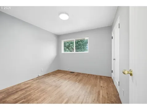 305 W Hereford Street Gladstone OR 97027