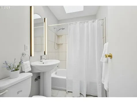 305 W Hereford Street Gladstone OR 97027